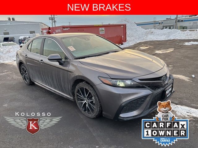 2024 Toyota Camry SE's photo