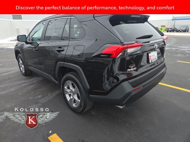 2025 Toyota RAV4 XLE photo 4