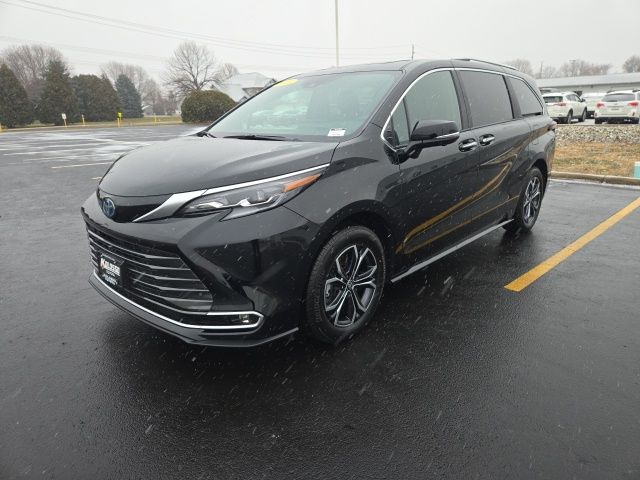 2025 Toyota Sienna Platinum photo 3