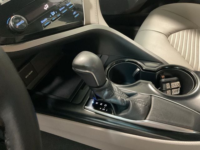 2018 Toyota Camry SE - Photo 16