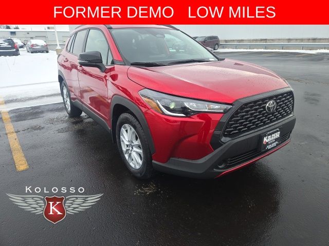 2025 Toyota Corolla Cross LE's photo