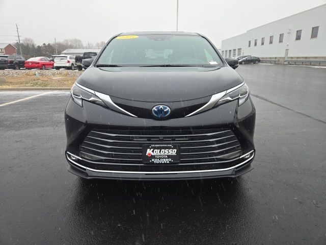 2025 Toyota Sienna Platinum photo 2