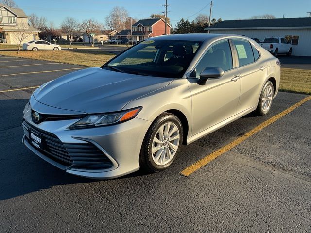 2021 Toyota Camry LE photo 3