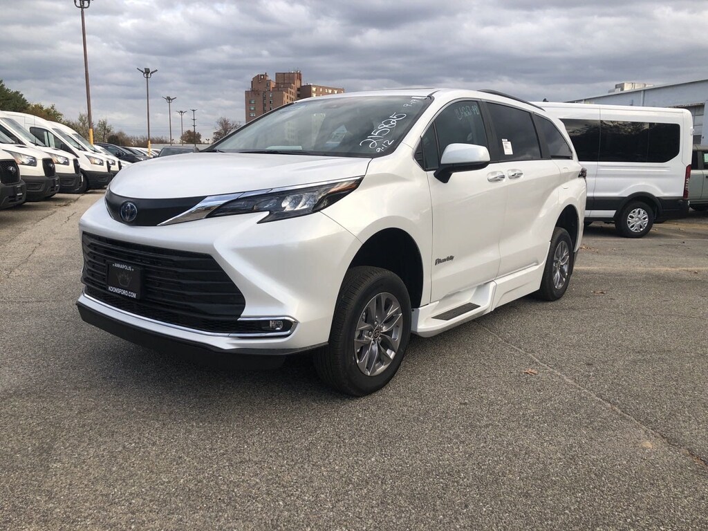 Used 2024 Toyota Sienna XLE Minivan/Van
