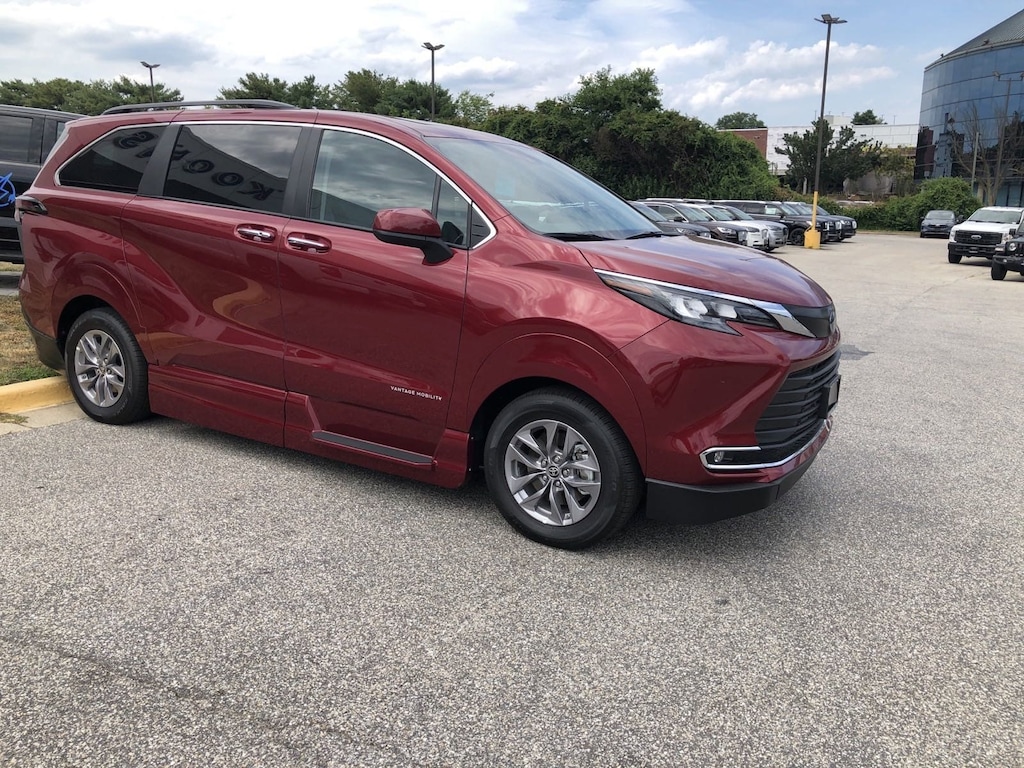 Used 2024 Toyota Sienna XLE Minivan/Van