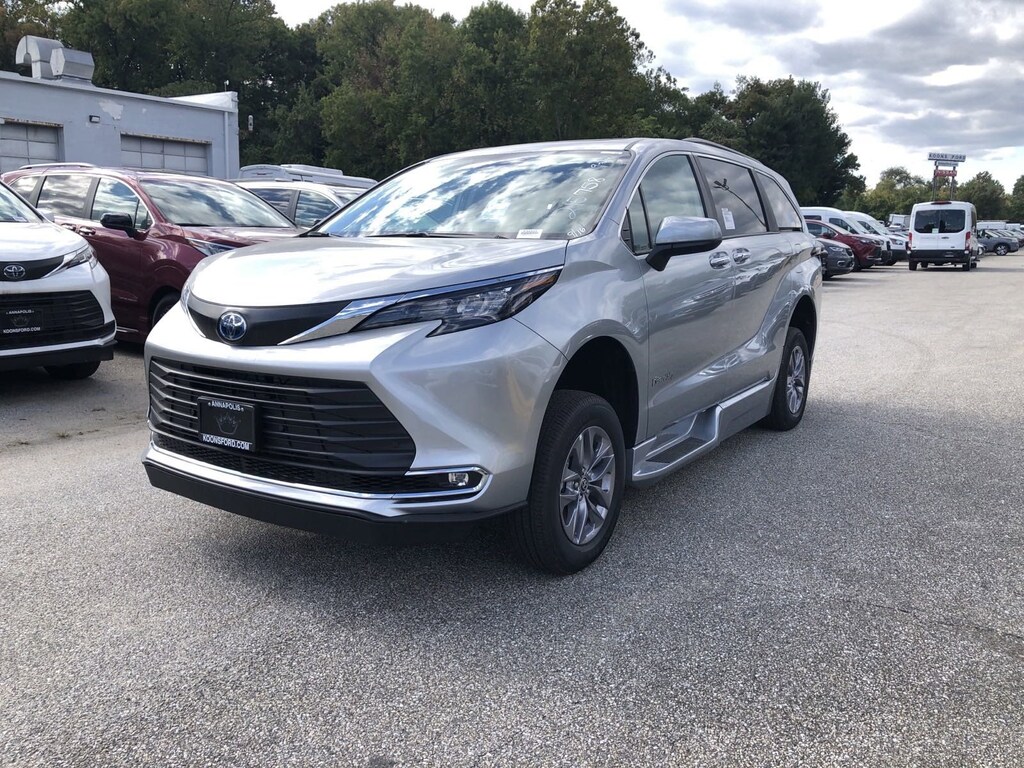 Used 2024 Toyota Sienna XLE Minivan/Van