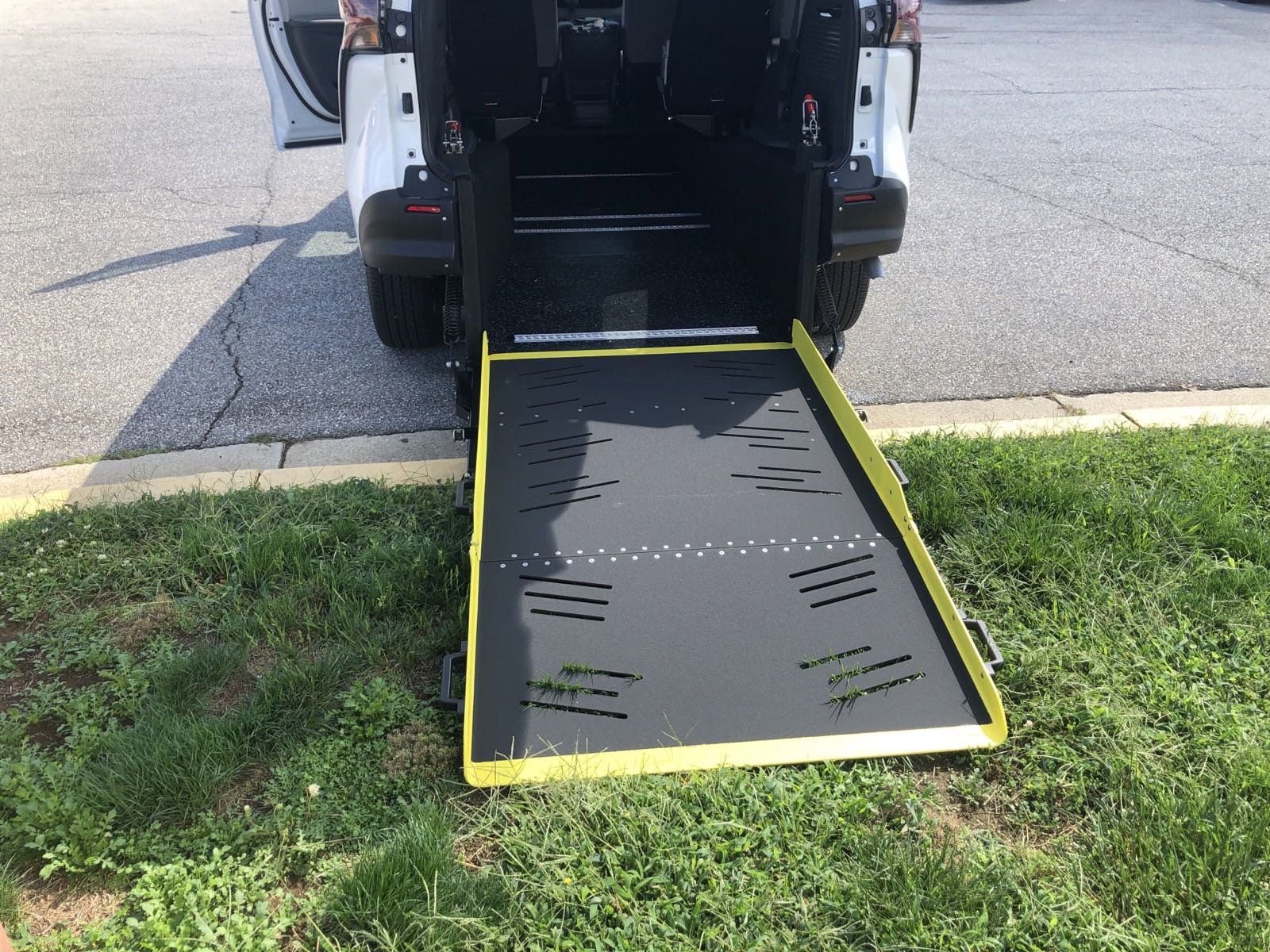 2024 Toyota Sienna LE's photo