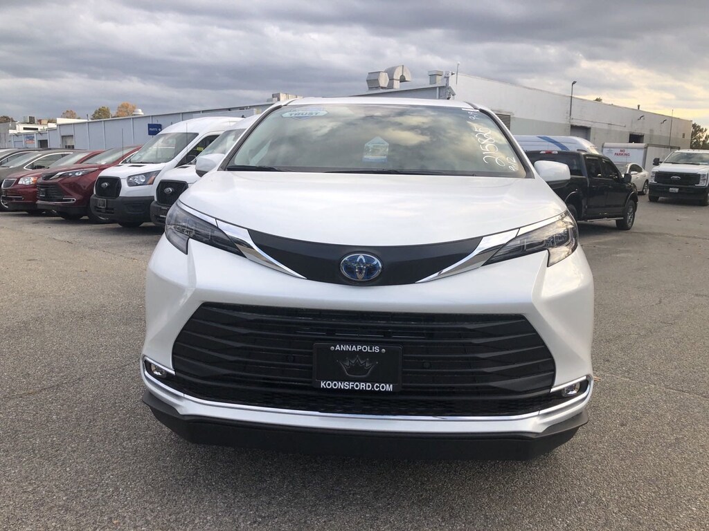 Used 2024 Toyota Sienna XLE Minivan/Van