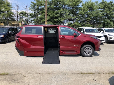 2024 Toyota Sienna XLE Minivan/Van