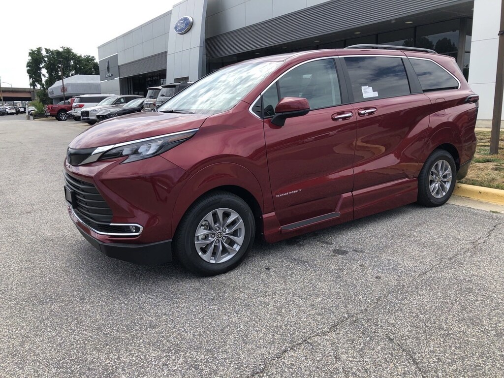 Used 2024 Toyota Sienna XLE Minivan/Van