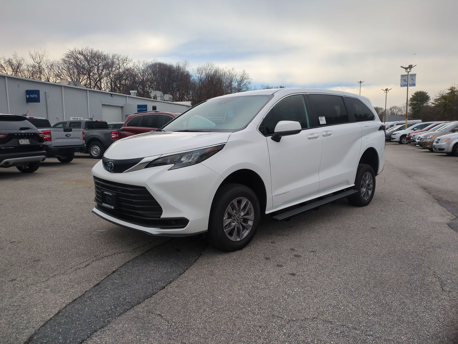 2025 Toyota Sienna LE's photo