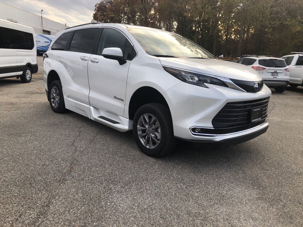 Used 2024 Toyota Sienna XLE Minivan/Van