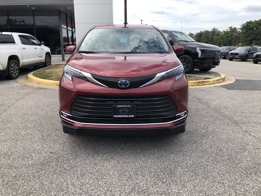 Used 2024 Toyota Sienna XLE Minivan/Van