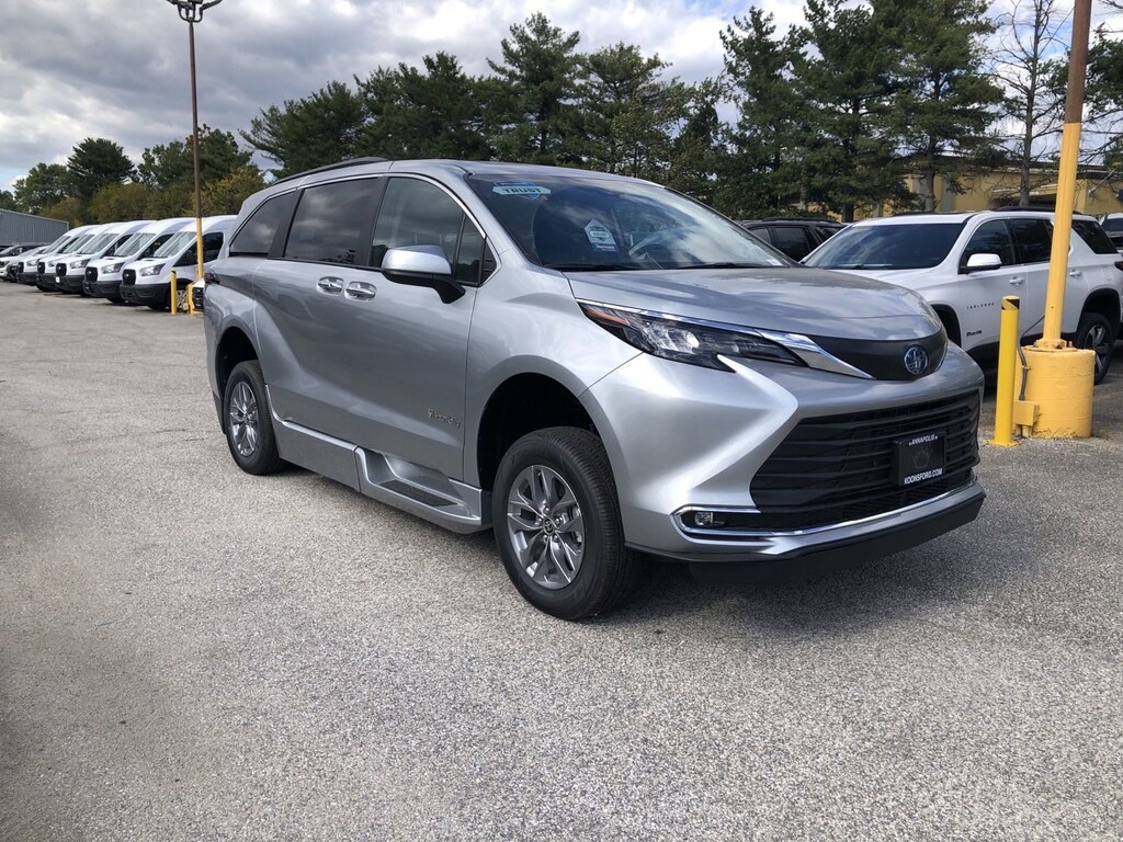 Used 2024 Toyota Sienna XLE Minivan/Van