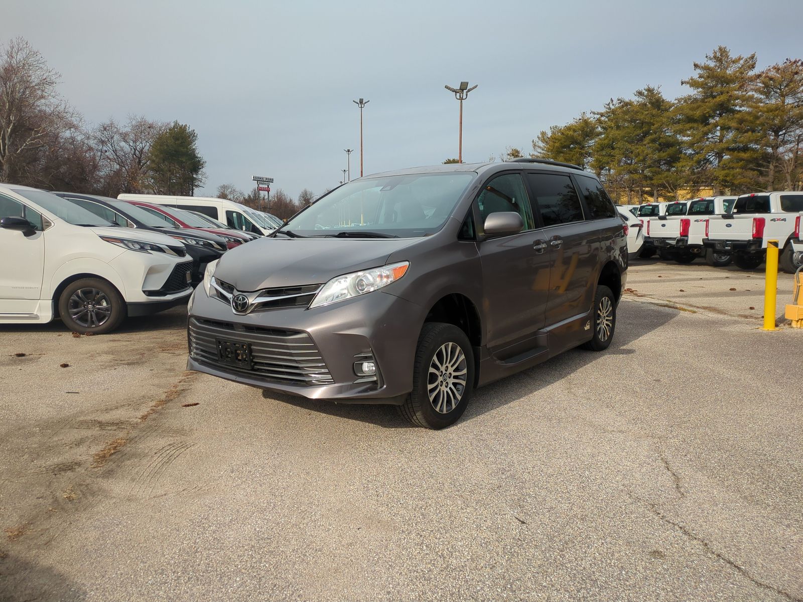2020 Toyota Sienna XLE's photo