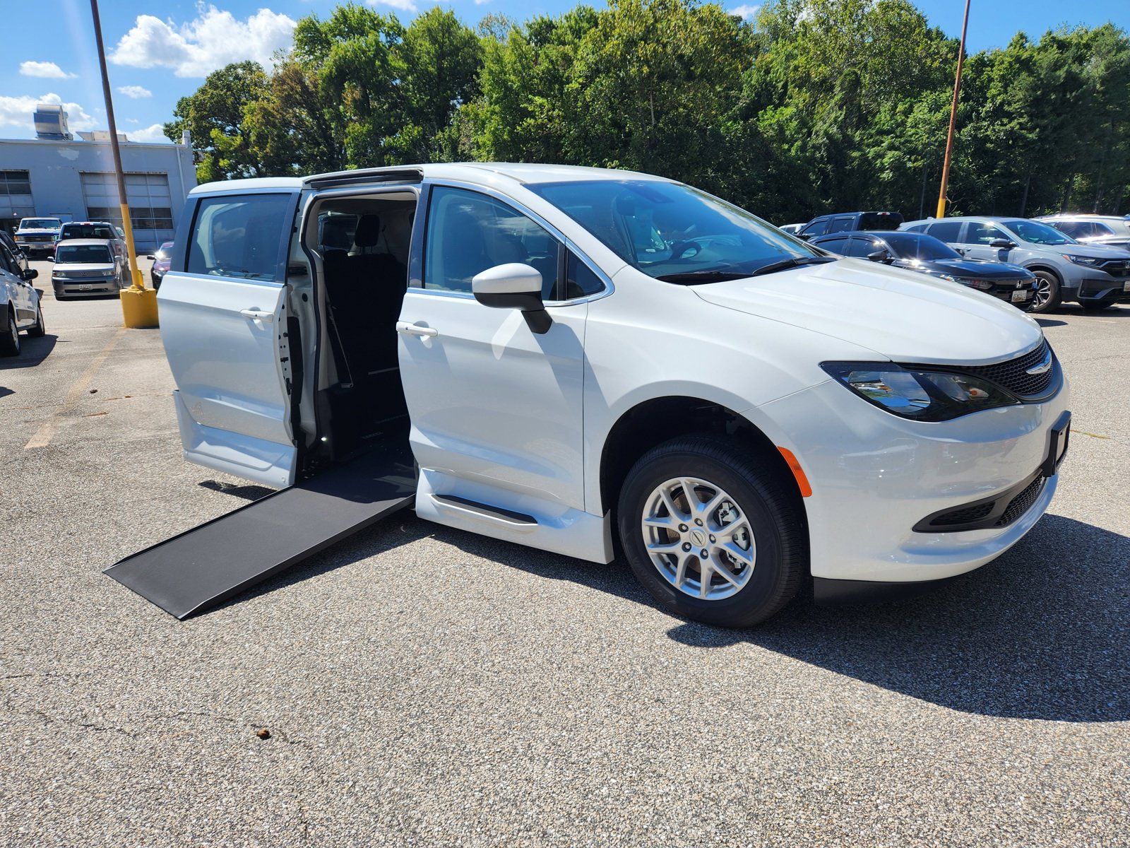 2023 Chrysler Voyager LX Minivan/Van's photo