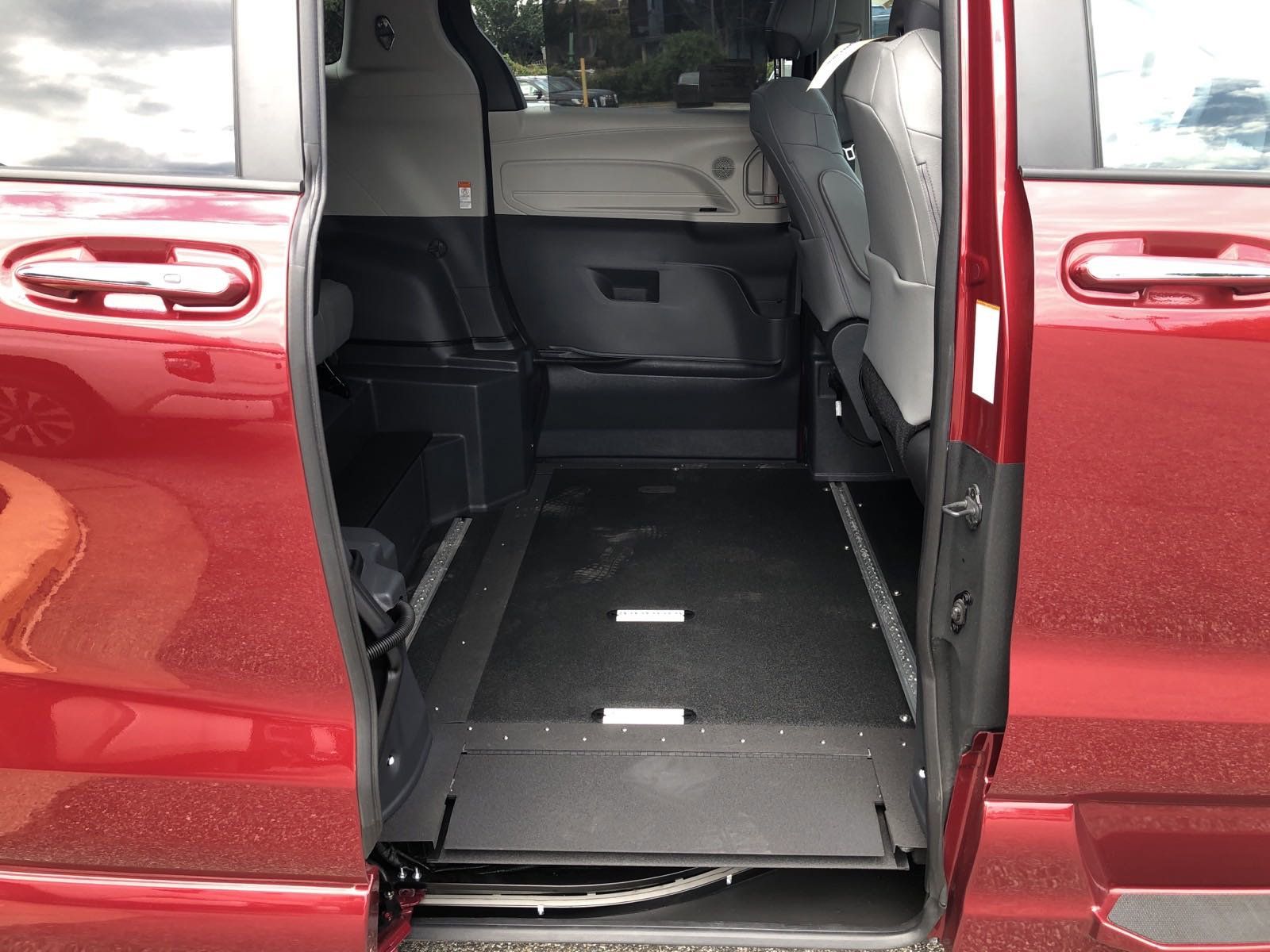 2024 Toyota Sienna XLE's photo