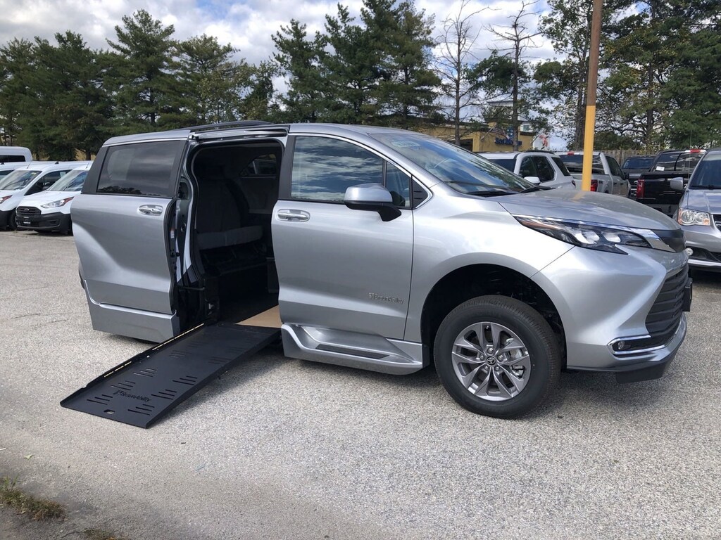 Used 2024 Toyota Sienna XLE Minivan/Van