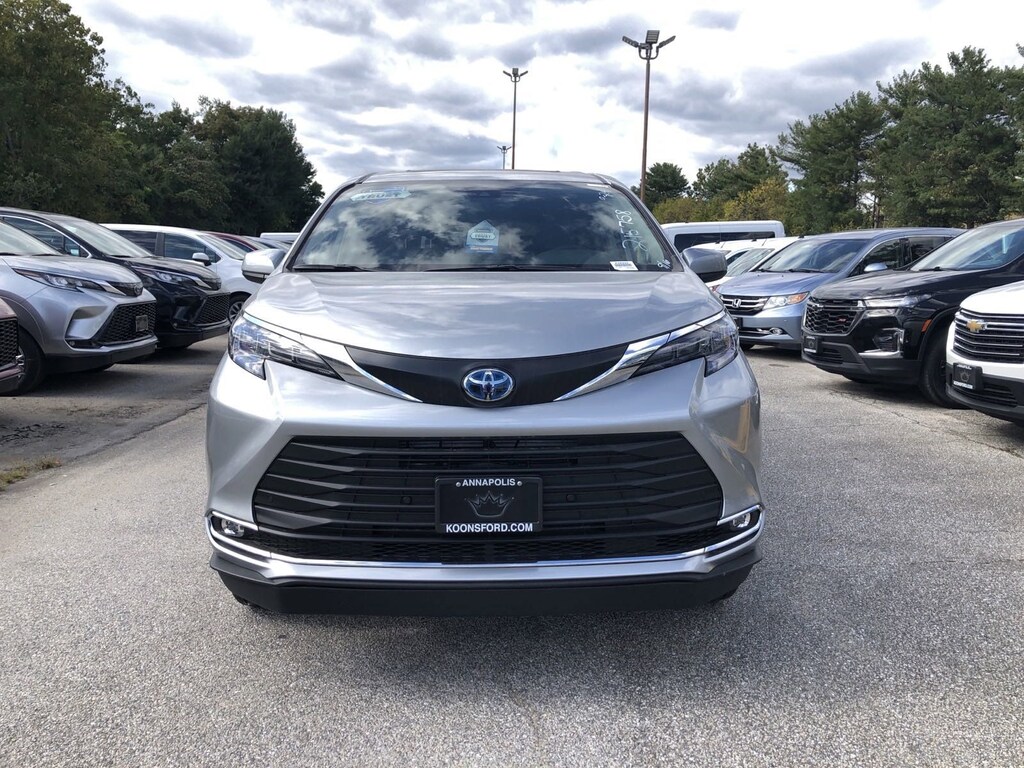 Used 2024 Toyota Sienna XLE Minivan/Van