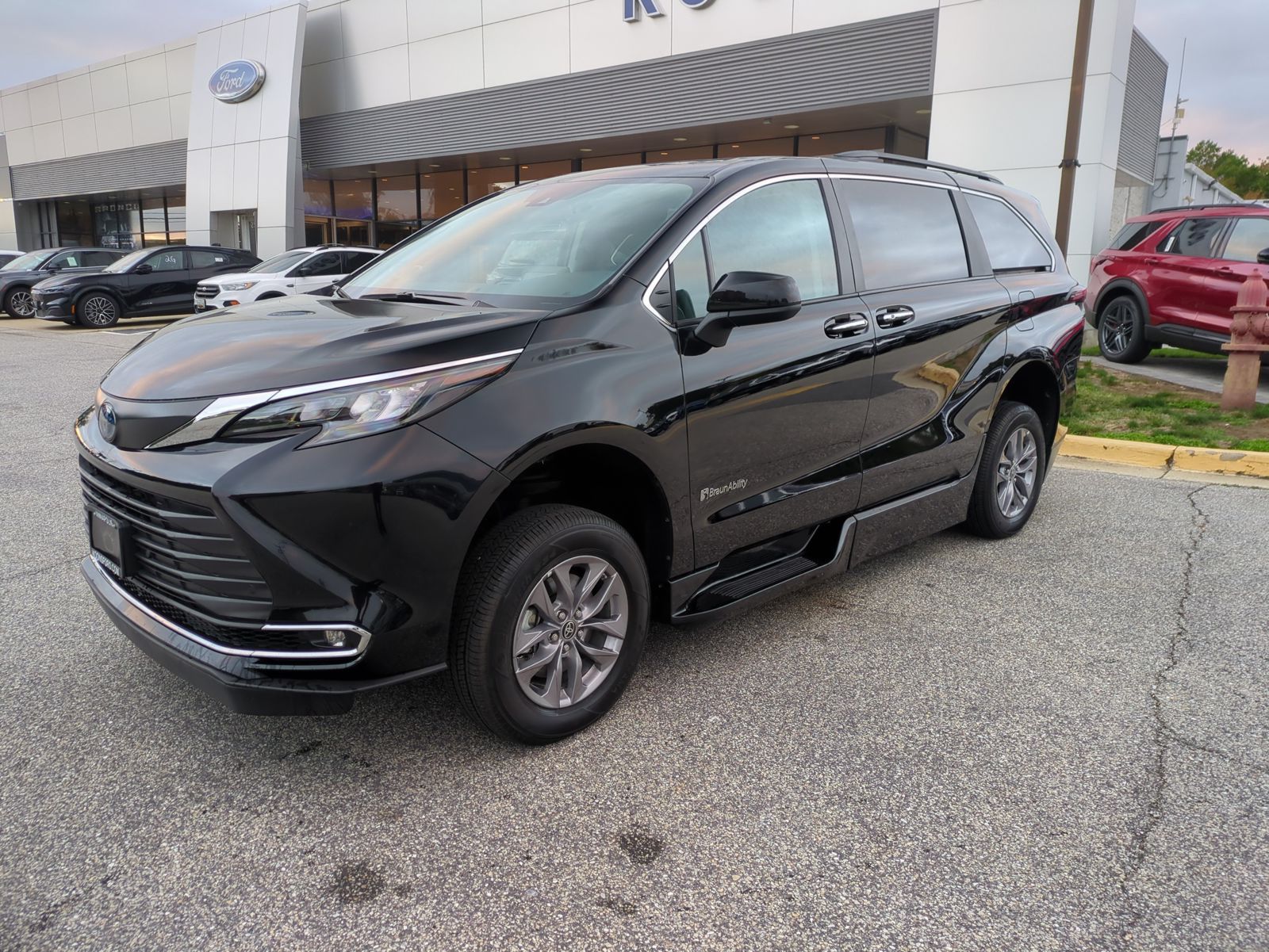 2024 Toyota Sienna XLE's photo