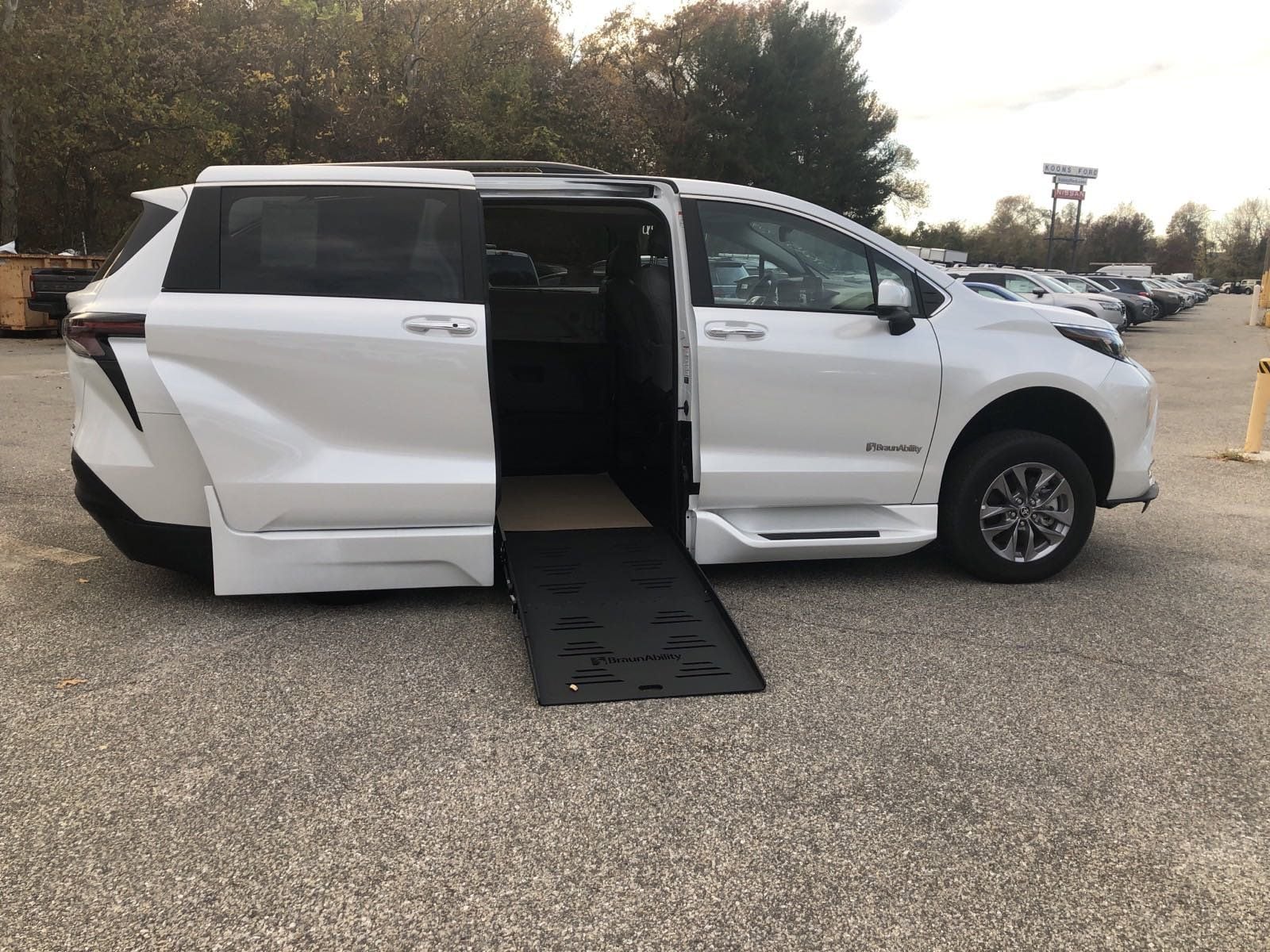 2024 Toyota Sienna XLE's photo