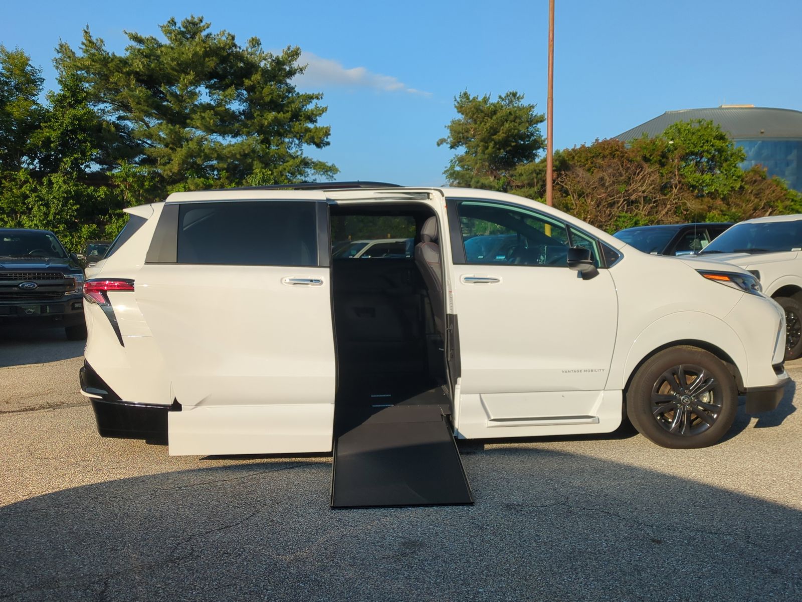 2024 Toyota Sienna XSE's photo