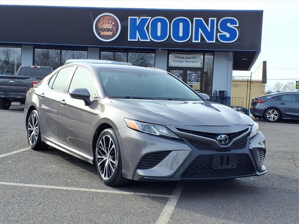 2020 Toyota Camry SE's photo