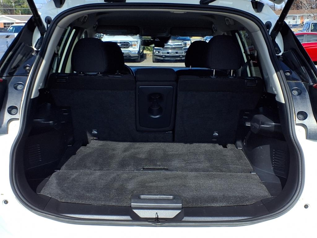 2020 Nissan Rogue SV photo 3