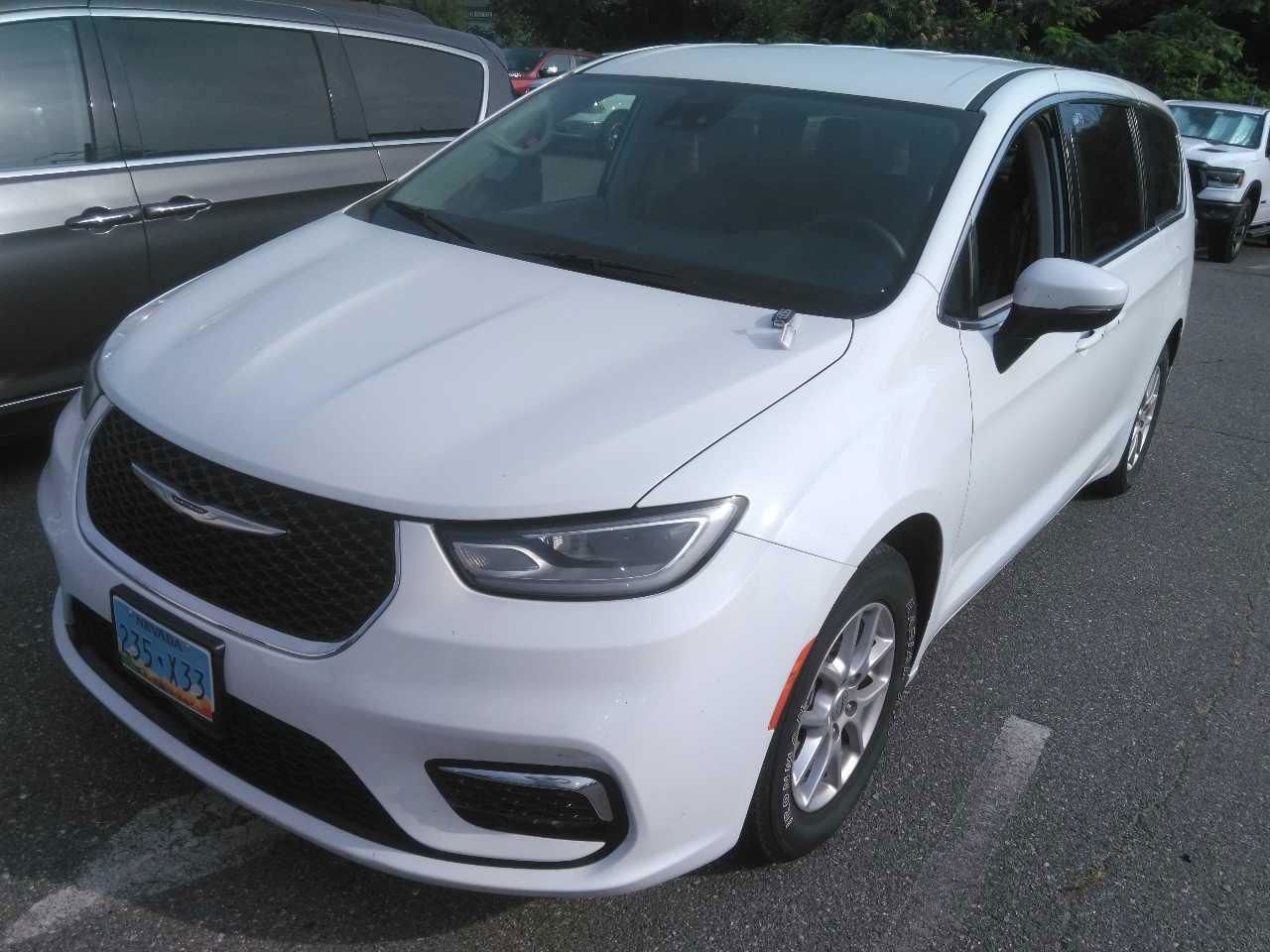 2023 Chrysler Pacifica Touring L's photo