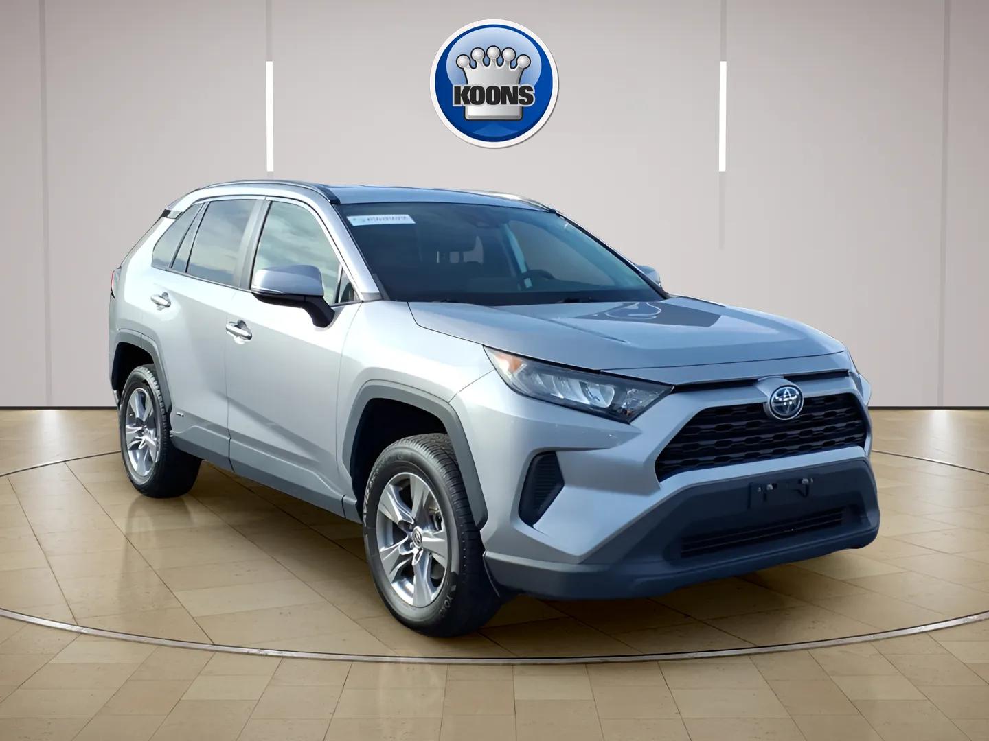 2022 Toyota RAV4 LE's photo