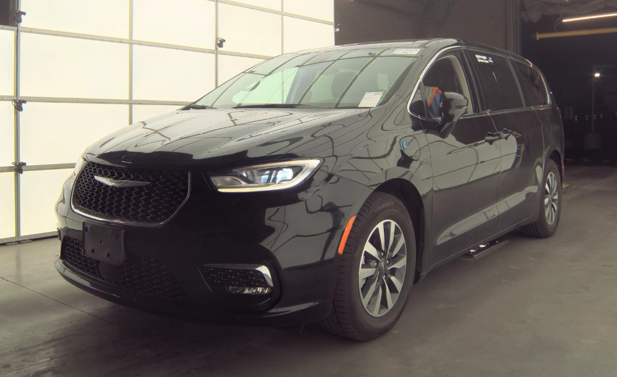 2024 Chrysler Pacifica Hybrid Select PHEV's photo