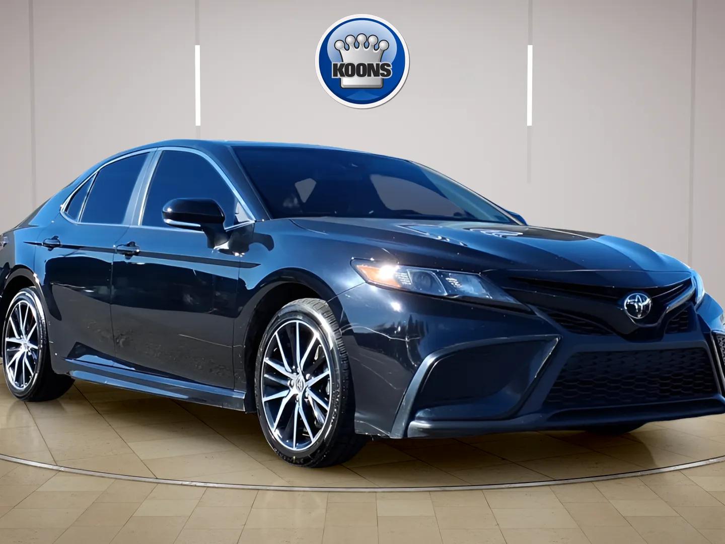 2023 Toyota Camry SE's photo