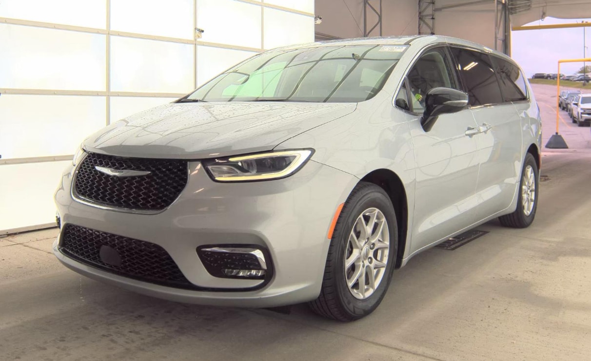 2024 Chrysler Pacifica Touring L's photo