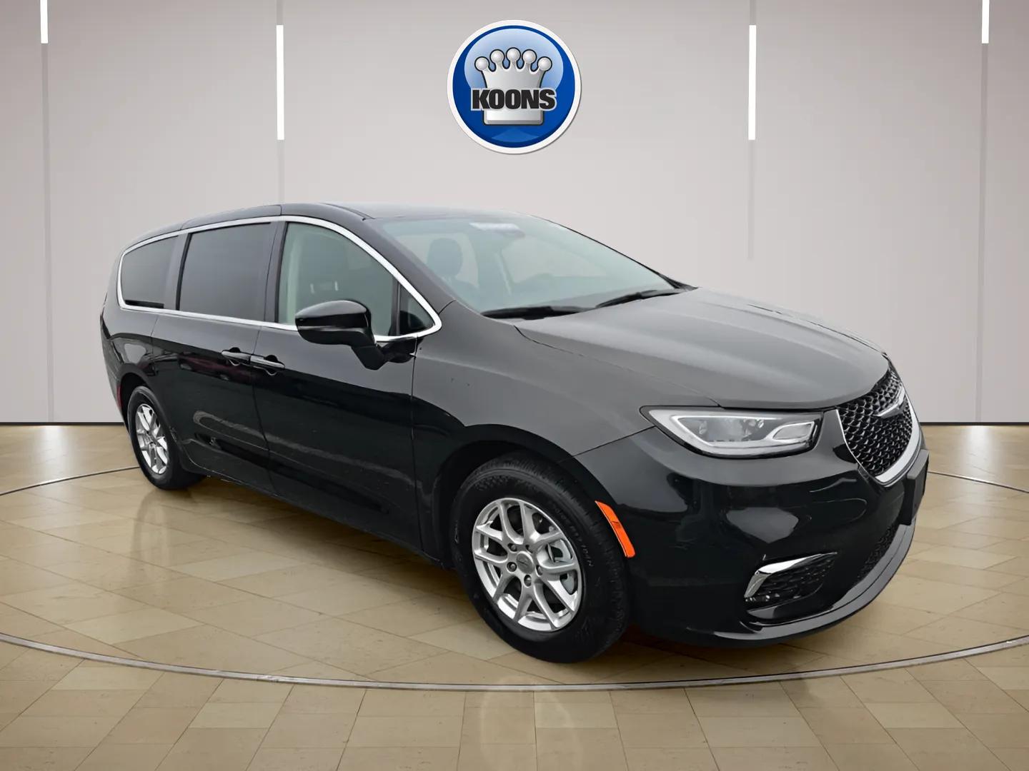 2023 Chrysler Pacifica Touring L's photo
