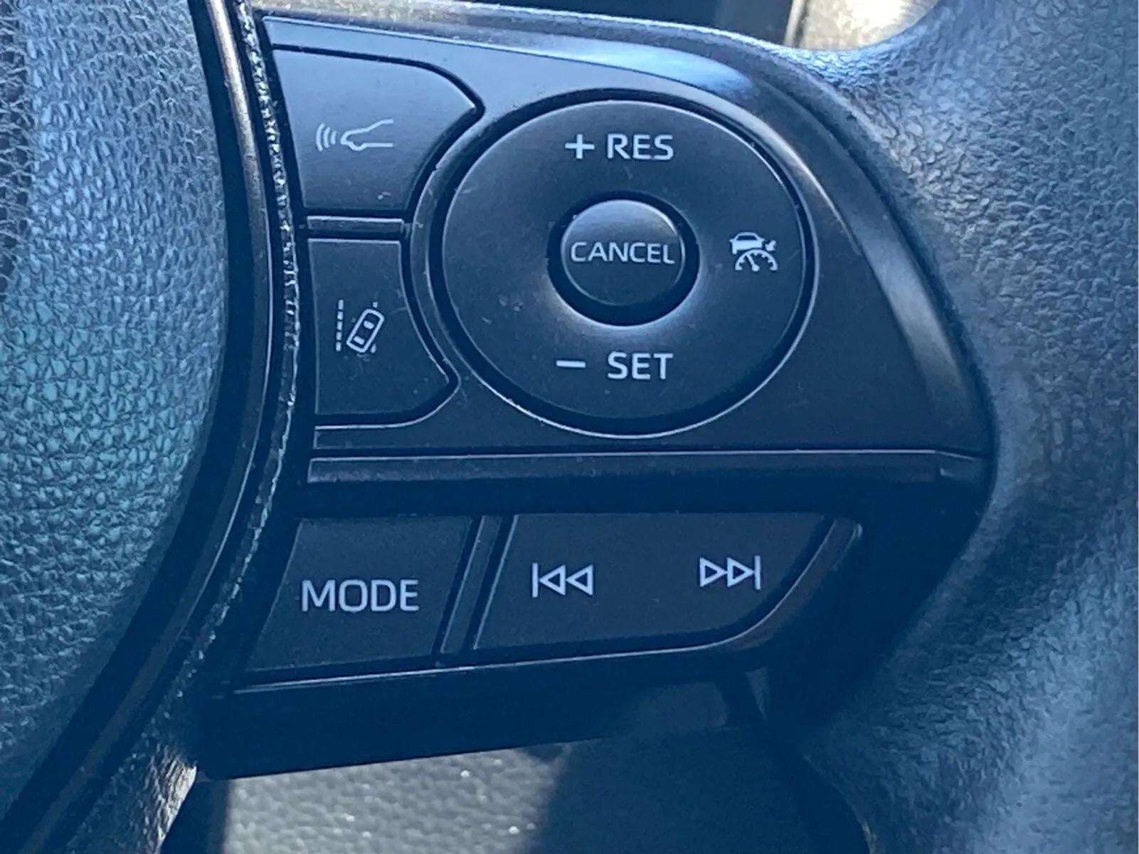 2021 Toyota RAV4 LE - Photo 9