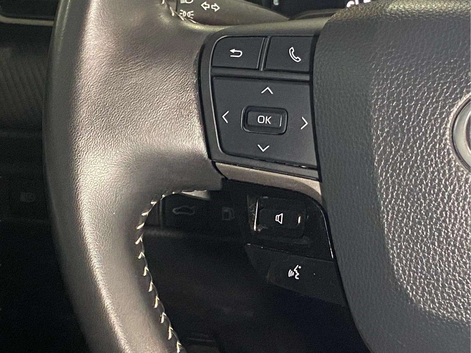 2025 Toyota Camry LE - Photo 6