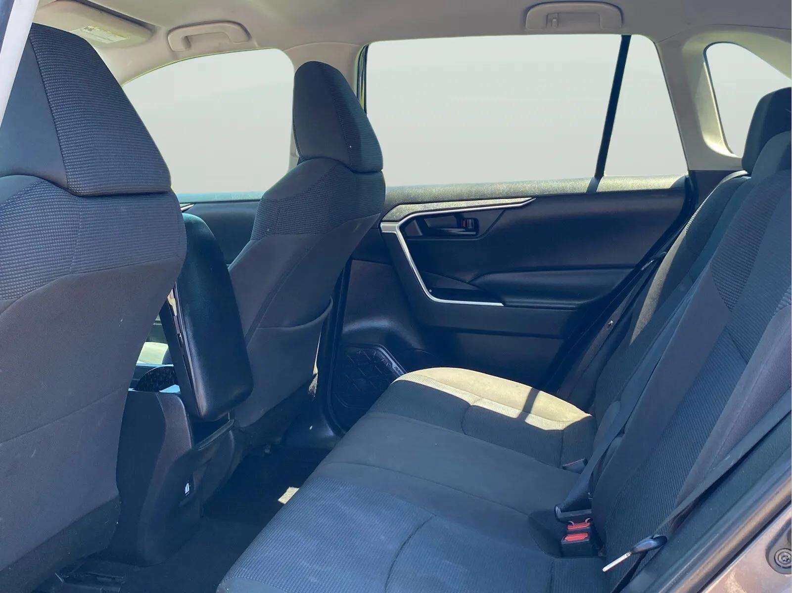 2021 Toyota RAV4 LE - Photo 17