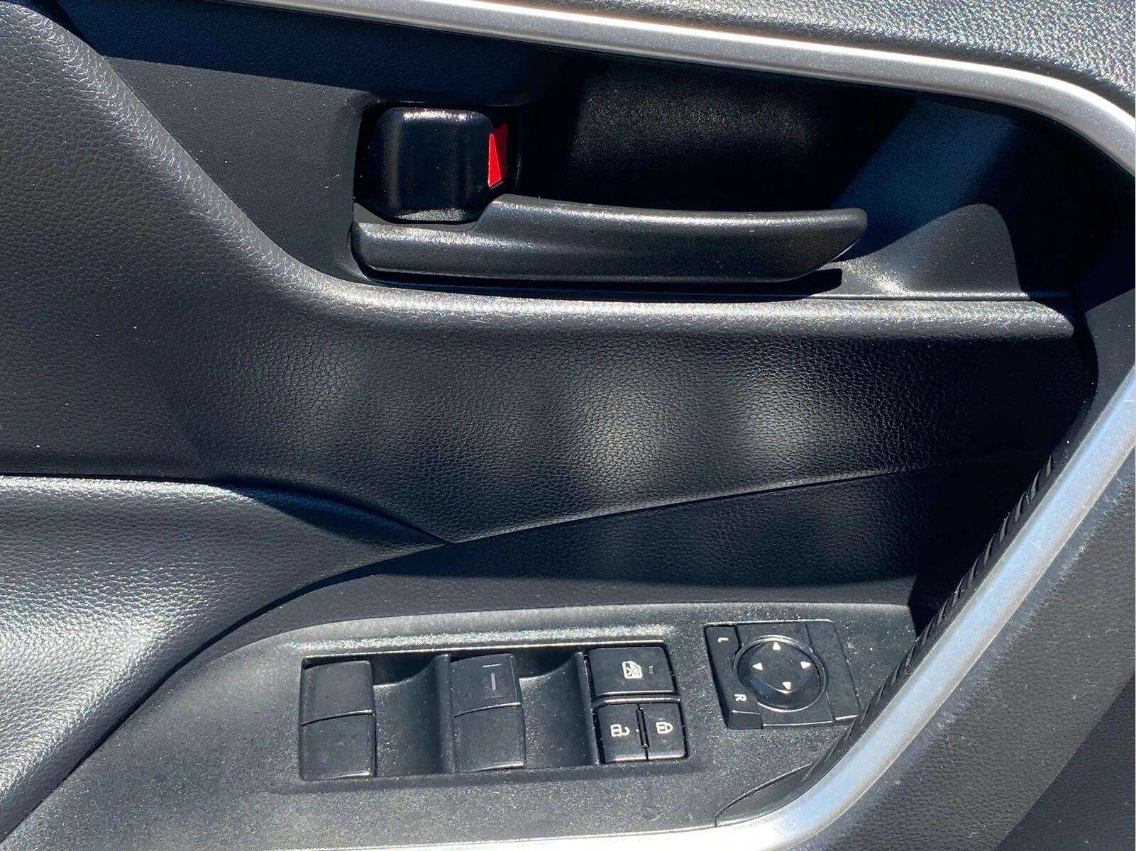 2021 Toyota RAV4 LE - Photo 16
