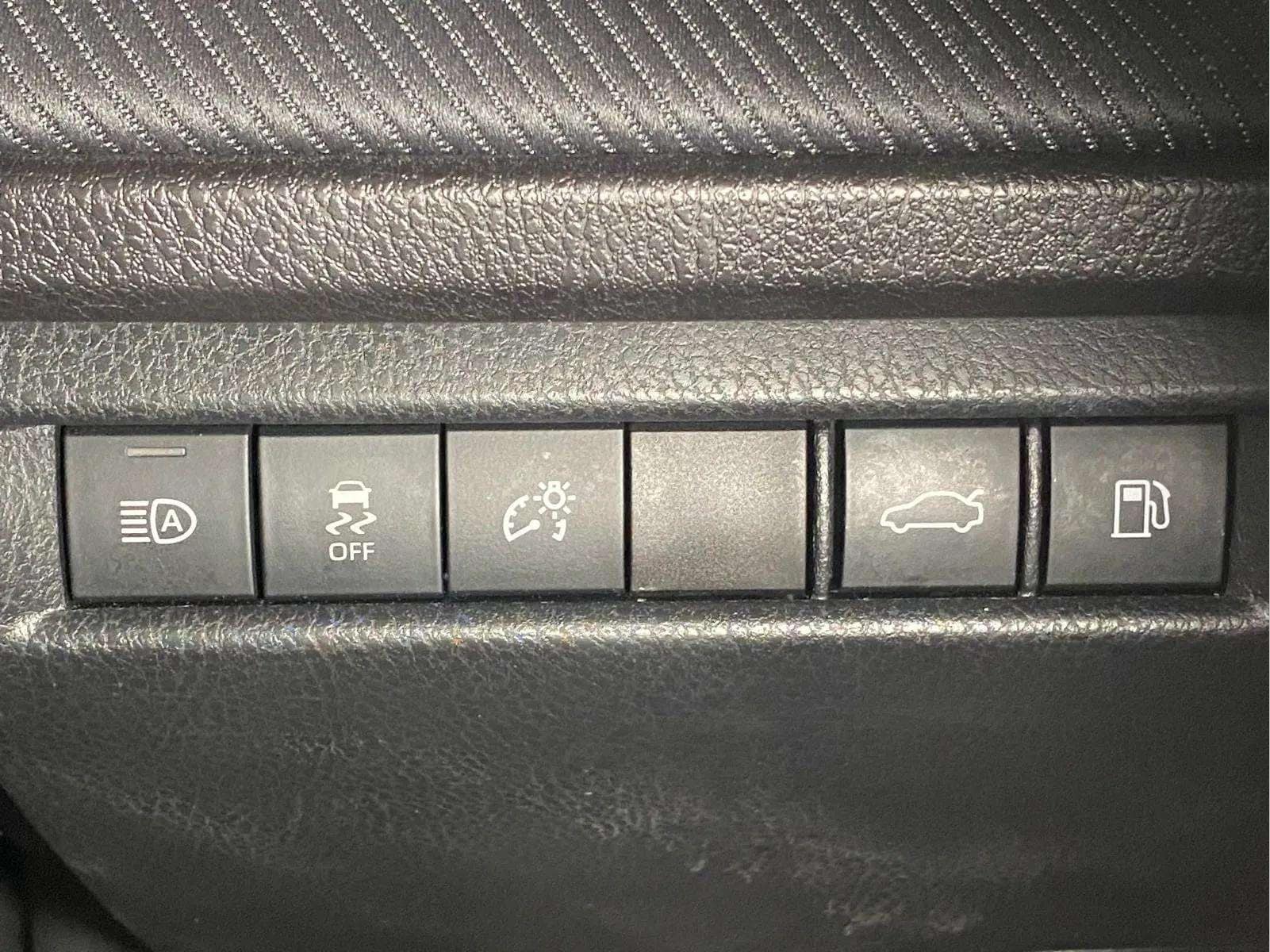 2025 Toyota Camry LE - Photo 12