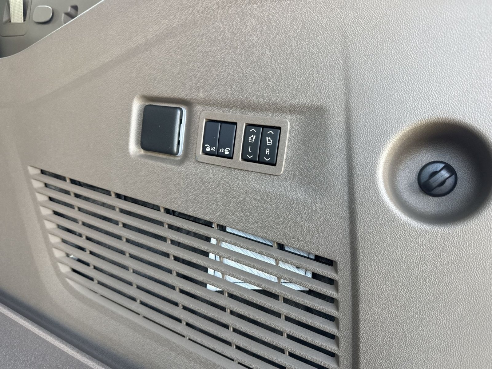 2026 GMC Yukon XL Denali - Photo 24