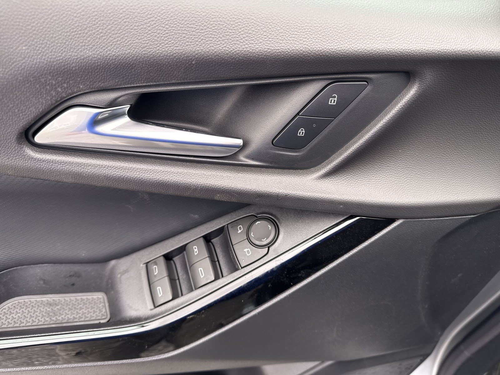 2027 Chevrolet Equinox LT - Photo 8