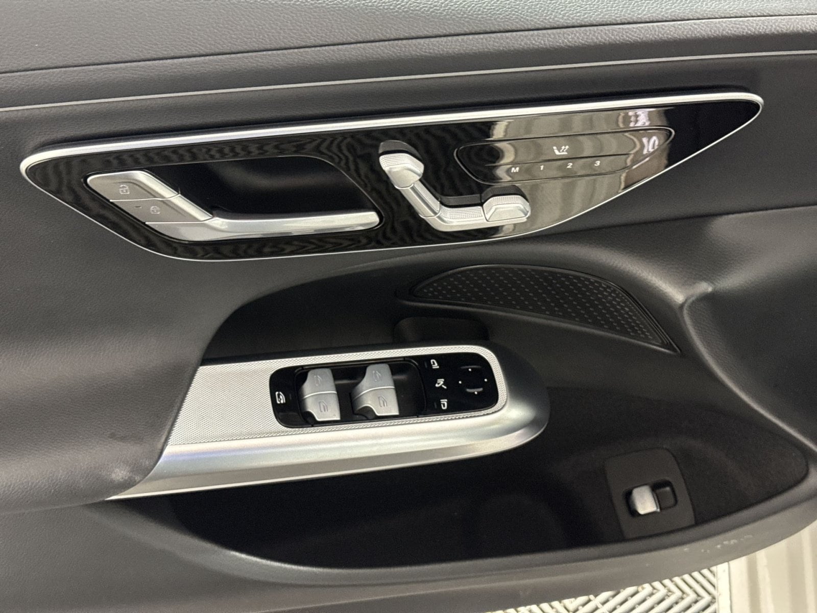 2025 Mercedes-Benz E-Class E450 - Photo 15