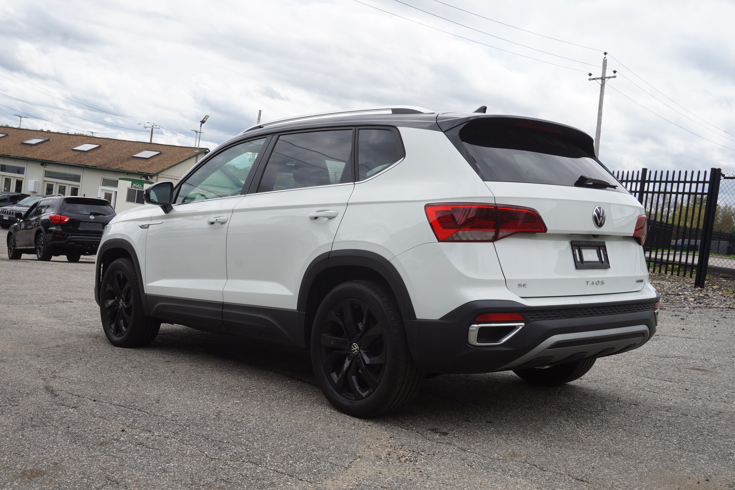 2023 Volkswagen Taos SE photo 4