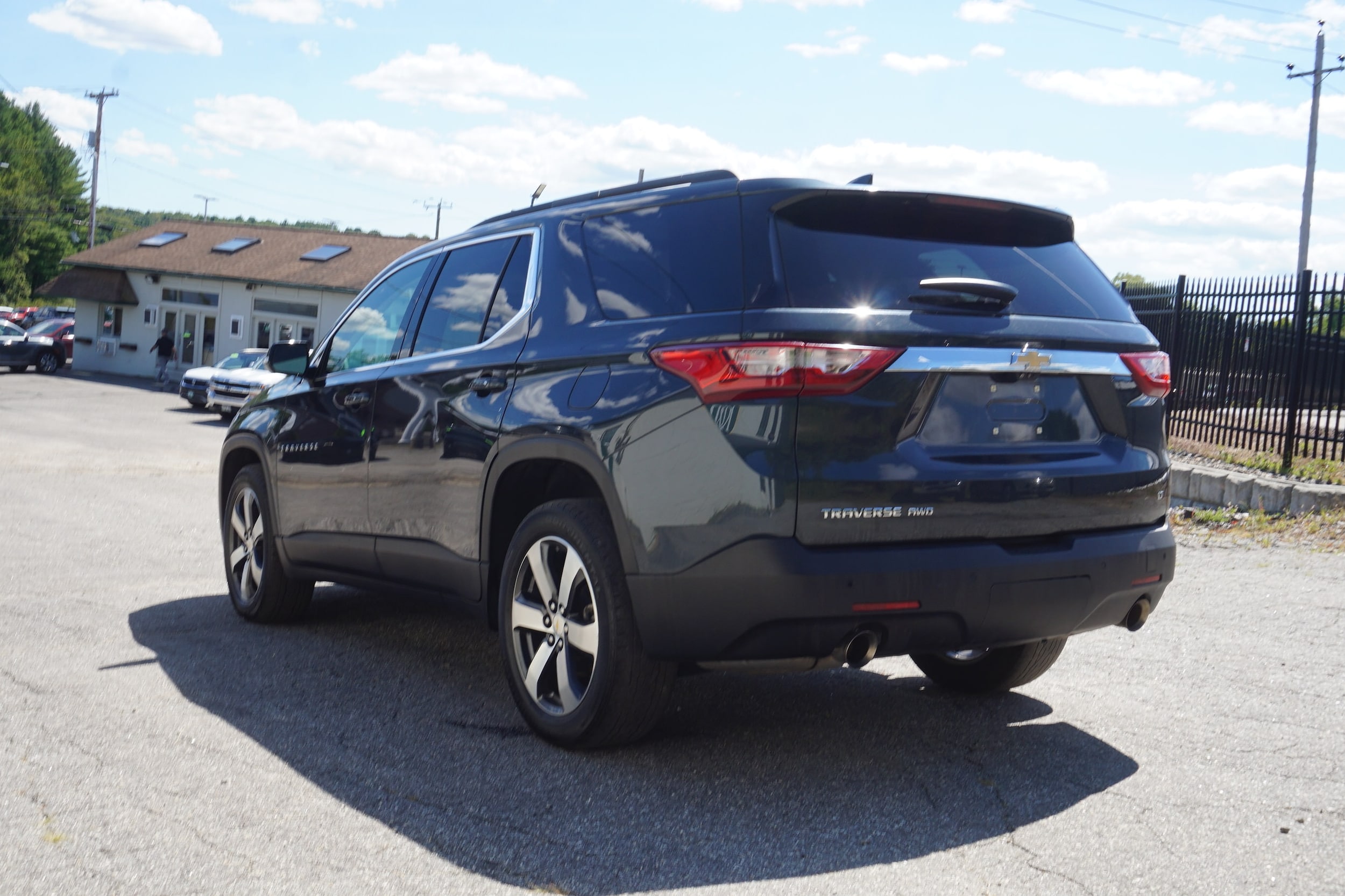 2021 Chevrolet Traverse Leather photo 2