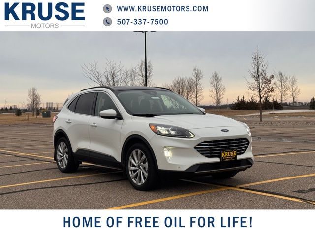 2022 Ford Escape Titanium's photo