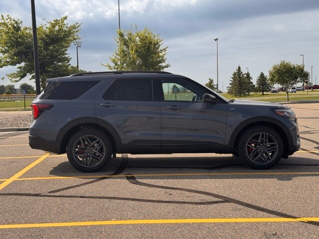 2025 Ford Explorer ST-Line photo 2