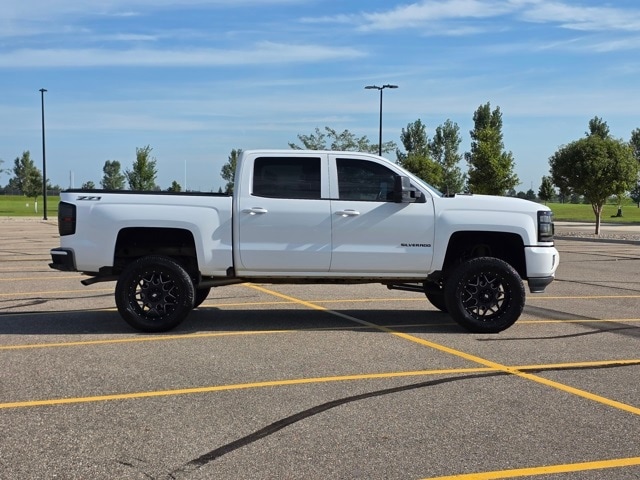 Used 2017 Chevrolet Silverado 1500 LT with VIN 3GCUKREC8HG517881 for sale in Marshall, Minnesota