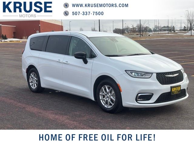 2024 Chrysler Pacifica Touring L's photo