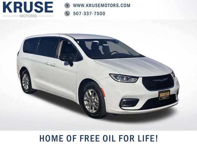 2024 Chrysler Pacifica Touring L's photo