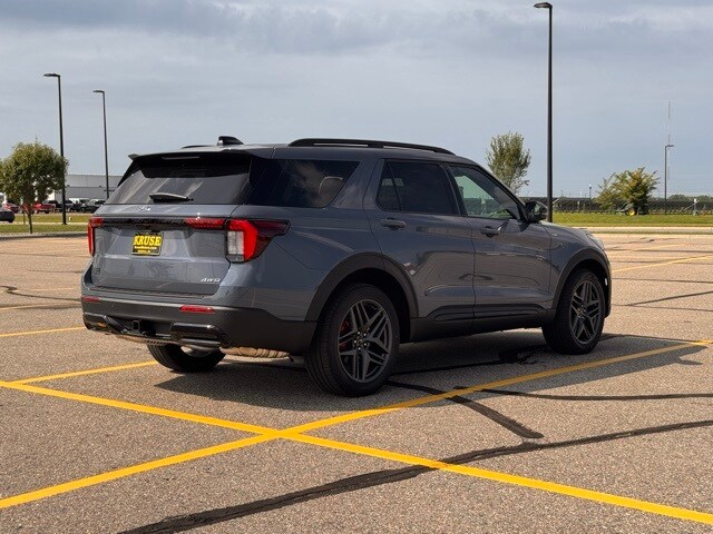 2025 Ford Explorer ST-Line photo 3